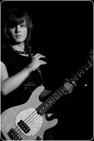 Meisje met basgitaar